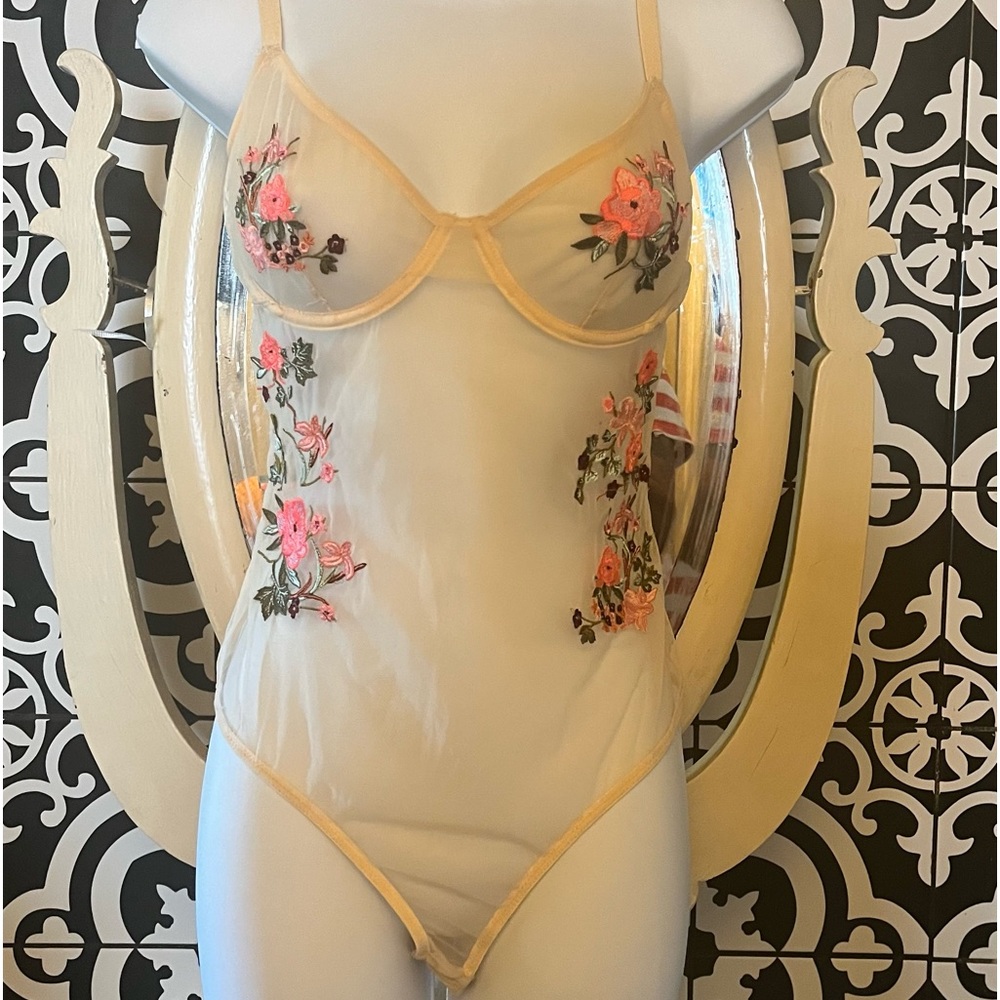 Mesh floral bodysuit… NWOT (M) back closure